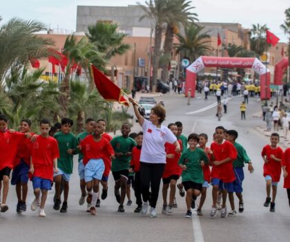 سباق التناوب الرمزي المسيرة الخضراء : البطلة نزهة بدوان تحمل العلم الوطني في المرحلة 11 بين طانطان وطرفاية