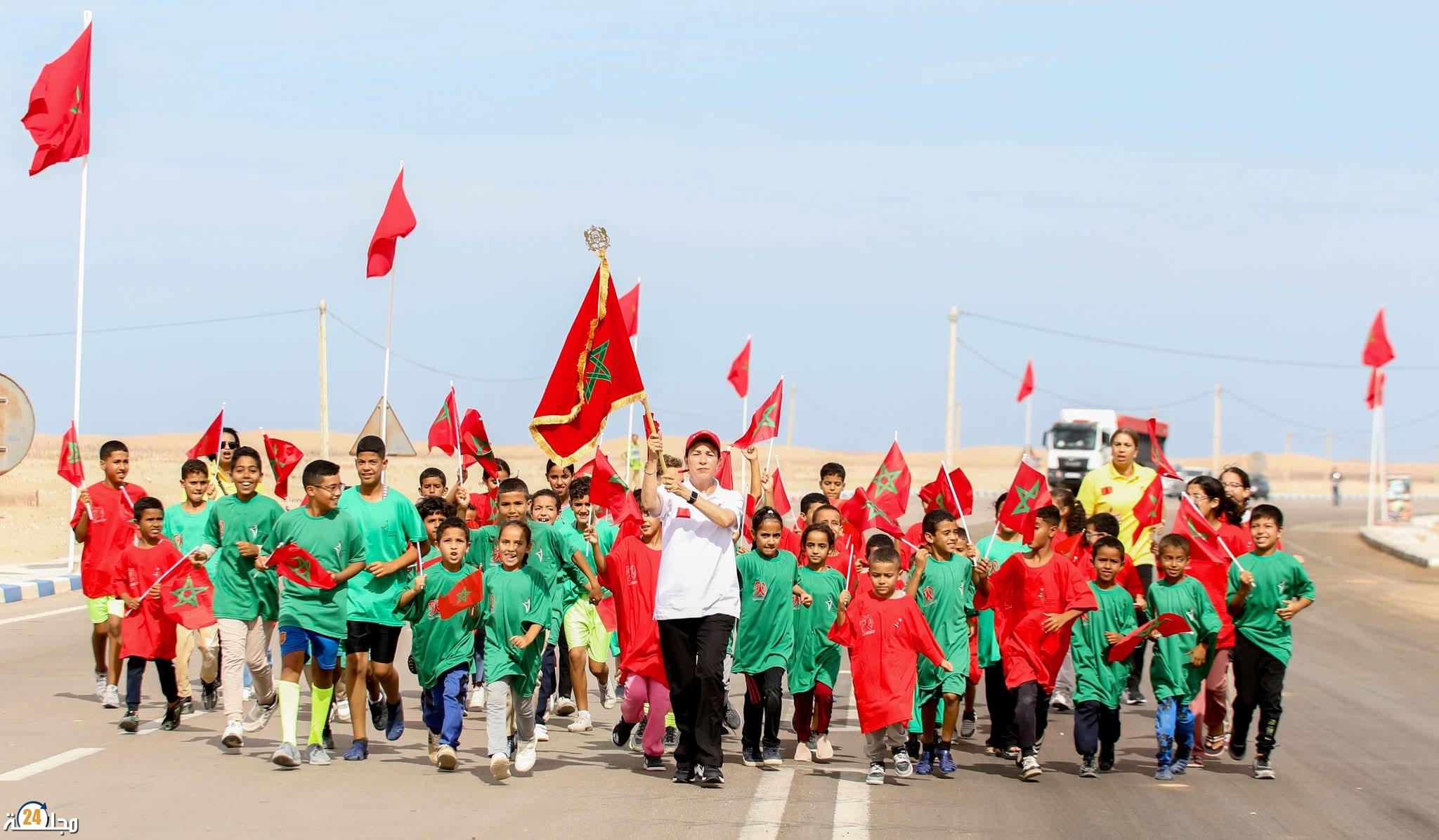 في أجواء مفعمة بالمشاعر الوطنية الجياشة قافلة “سباق التناوب الرمزي المسيرة الخضراء” تتوقف بجماعة الطاح