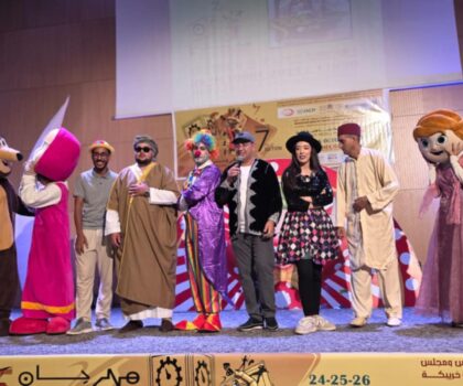 خريبكة: العرض المسرحي “سيلفي” يبهر الأطفال بمهرجان شوارع آرت