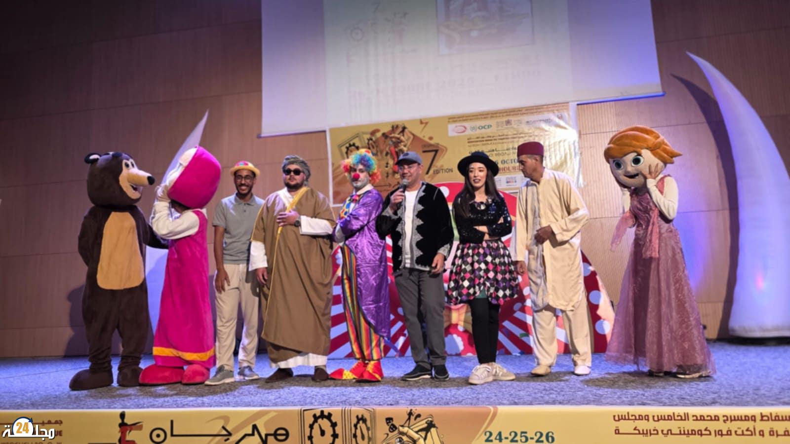 خريبكة: العرض المسرحي “سيلفي” يبهر الأطفال بمهرجان شوارع آرت