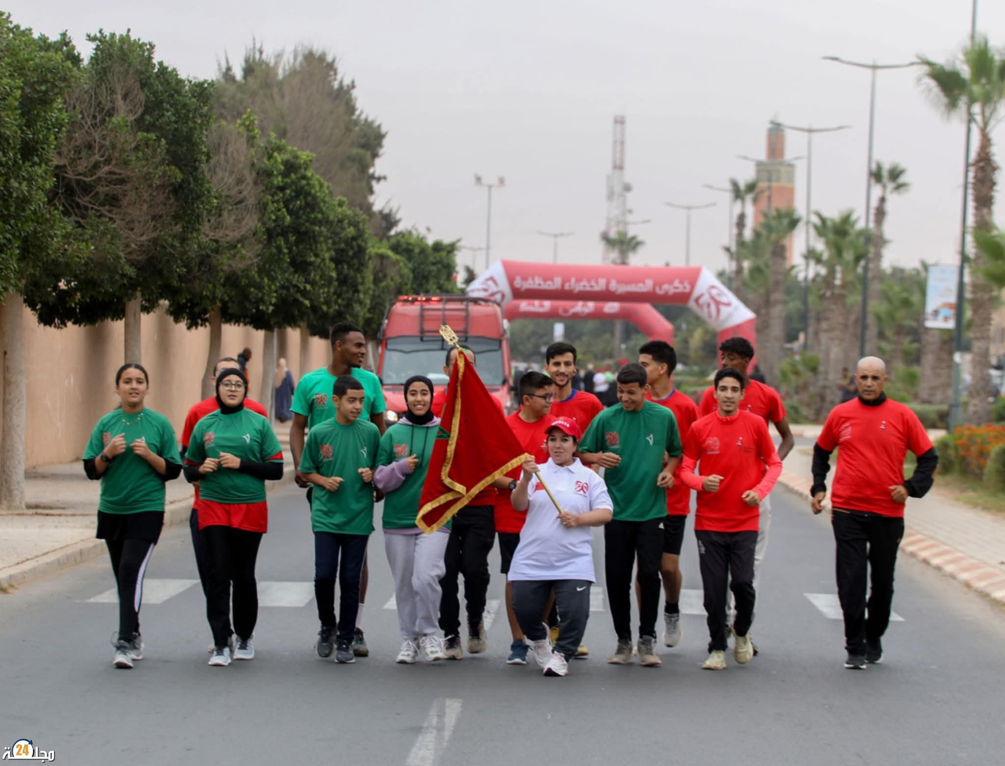 البطلة البارالمبية ليلي الكرعة تحمل العلم الوطني في “سباق التناوب الرمزي المسيرة الخضراء” بين تيزنيت وكلميم