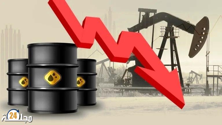 النفط يتراجع وسط مخاوف من تخمة المعروض العالمي