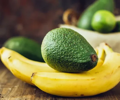 الأفوكادو أم الموز.. أيهما أفضل للفطور؟
