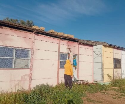 عاجل… فضيحة تعليمية بفرعية أولاد عشي: أقسام تنهار وتلاميذ في العراء… والبحث ينصب على “الحجام” بدل إصلاح “الصمعة”