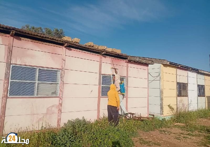 عاجل… فضيحة تعليمية بفرعية أولاد عشي: أقسام تنهار وتلاميذ في العراء… والبحث ينصب على “الحجام” بدل إصلاح “الصمعة”