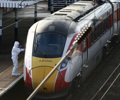 دماء على سكة الحديد…هجوم مروّع يهز قطاراً بريطانياً و يصيب تسعة ركاب‎