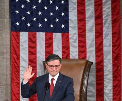 عاصفة إبستين تتجدد في واشنطن و جونسون يرد بقوة و يؤكد لا أسرار خلف الملفات