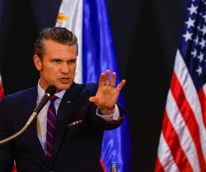 واشنطن تُهدّد بتجميد سفر وزير دفاع أميركي لإنتزاع فيديوهات القوارب — معركة الشفافية تدخل منعطفاً حاداً