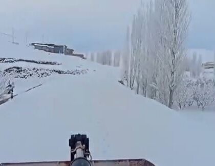 يالفيديو ميدلت تحت الثلوج… موجة برد تمنح المدينة لوحة شتوية جميلة