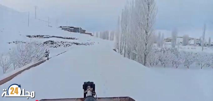 يالفيديو ميدلت تحت الثلوج… موجة برد تمنح المدينة لوحة شتوية جميلة