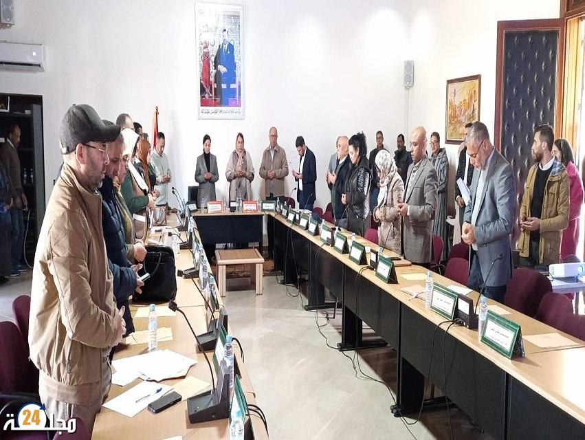 سطات… طبول المواجهة بين المجلس الجماعي وشركة الخدمات: هل نحن أمام أزمة تدبير أم صراع نفوذ؟