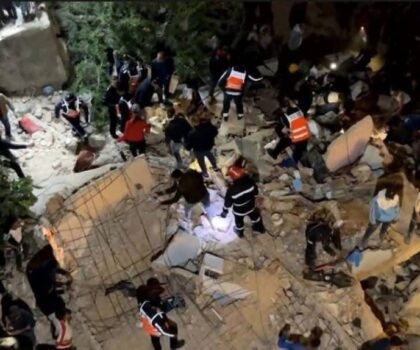 فاس: مصرع 19 شخصا في انهيار عمارتين والحصيلة مرشحة للارتفاع