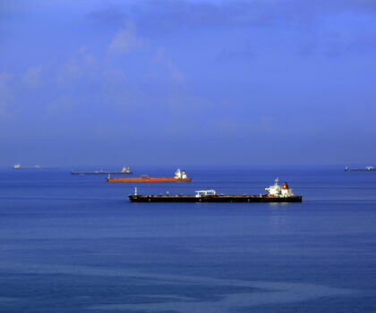 واشنطن تُصعّد : تحرّكات أمريكية لمصادرة ناقلات جديدة قرب فنزويلا بعد احتجاز أول سفينة