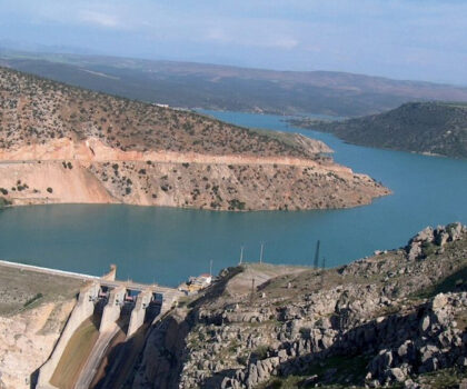 سوء الأحوال الجوية: وكالة الحوض المائي لسبو تعبئ آلياتها لتأمين المحيط المائي لفاس