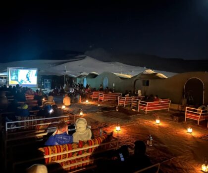 السينما المتنقلة… حين يلتقي سحر الصورة برحابة الصحراء في مهرجان زاكورة السينما للجميع