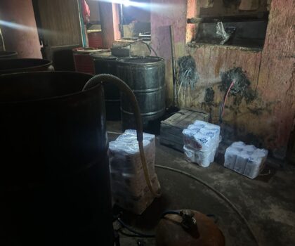 الدرك الملكي بالجديدة يتمكن من تفكيك ورشة سرية لتقطير ماء الحياة وحجز أطنان منه