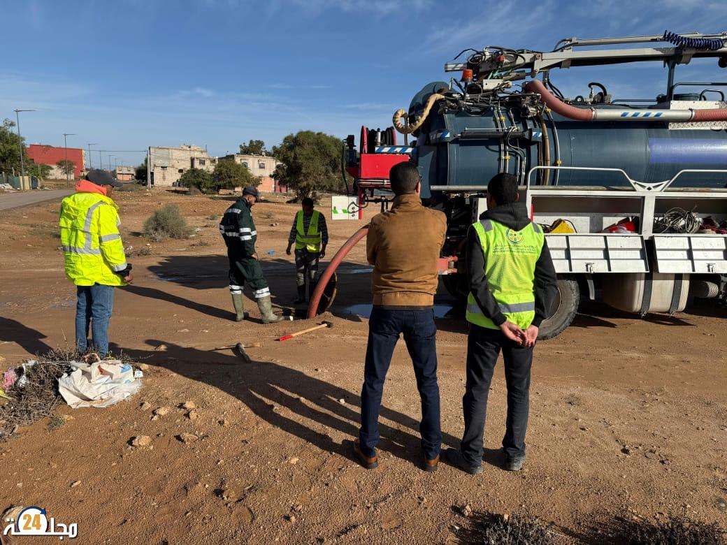 القائد يقود شركة الصرف الصحي… حين تفرض الضرورة قيادة ميدانية
