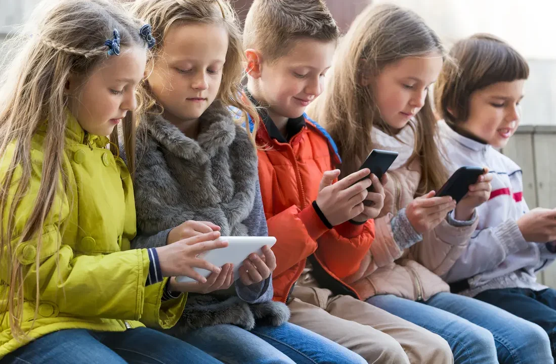 فرنسا .. حظر وسائل التواصل الاجتماعي على الأطفال دون 15 عاما