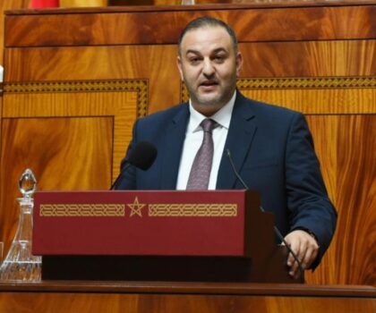 بسبب اتهامه باستغلال النفوذ… منتحل صفة صحفي أمام القضاء بعد حملة تشهير ضد منصف الطوب