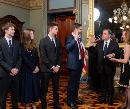 السفير الأمريكي الجديد يؤدي اليمين الدستورية ويتطلع إلى تعزيز علاقات واشنطن والرباط