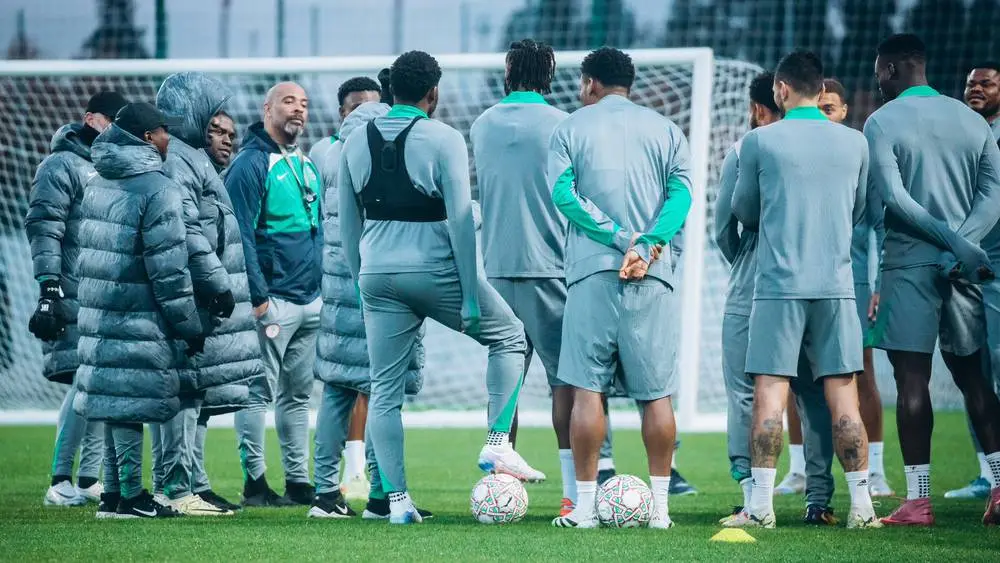 بعثة نيجيريا تحل بالرباط وتفرض “السرية” على تدريباتها قبل صدام نصف النهائي أمام المغرب