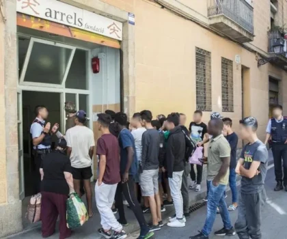 إسبانيا تعتزم إقرار خطة تسوية أوضاع 500 ألف مهاجر غير قانوني