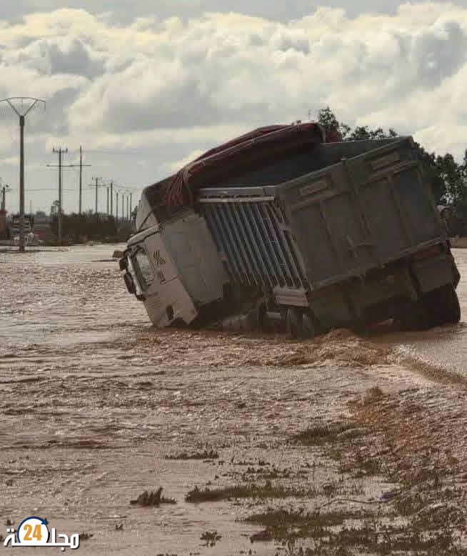 تساقطات مطرية غزيرة عرفها إقليم سيدي بنور تسببت في فياضانات عرفات حركة السير خروج عربات عن مسارها 
