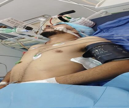 محاولة قتل مع سبق الإصرار والترصد : شاب من رأس العين يصارع الموت وآخر مكسور اليدين بعد اعتداء وحشي  قرب ثانوية ابن عباد بمدينة سطات