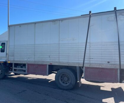 كوكبة الدرجات النارية للدرك الملكي بالجديدة توقف شاحنة محملة بملابس مجهولة المصدر