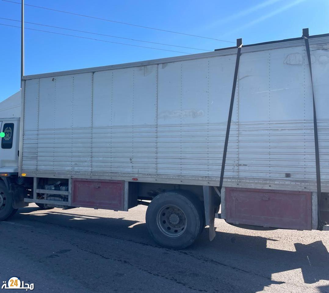 كوكبة الدرجات النارية للدرك الملكي بالجديدة توقف شاحنة محملة بملابس مجهولة المصدر