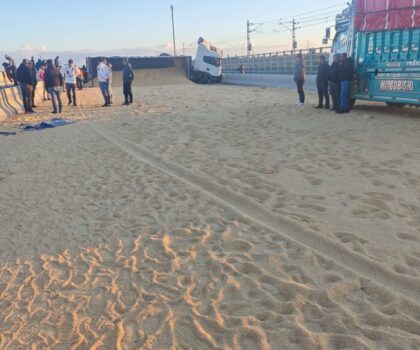 انقلاب شاحنة محمّلة بمادة الصوجة بالطريق السيار بين الدار البيضاء وبرشيد