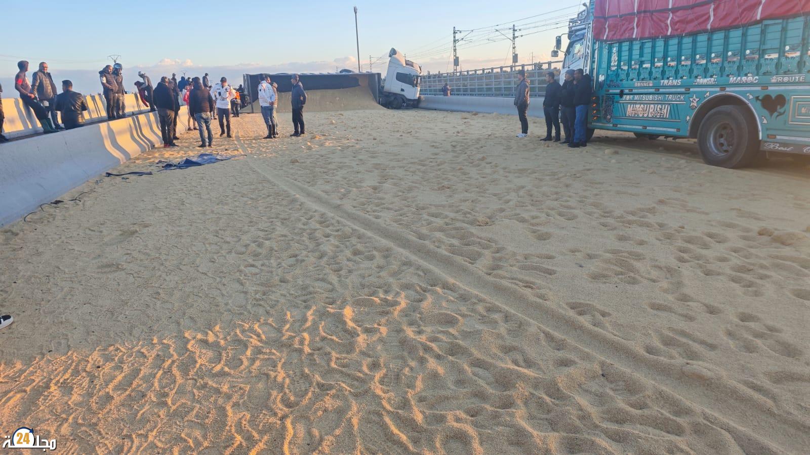 انقلاب شاحنة محمّلة بمادة الصوجة بالطريق السيار بين الدار البيضاء وبرشيد