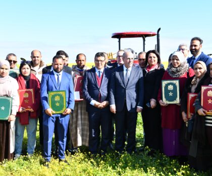 الرحامنة ::وزير الفلاحة والصيد البحري مرفوقا بعامل الإقليم في زيارة ميدانية لمنطقة بوشان