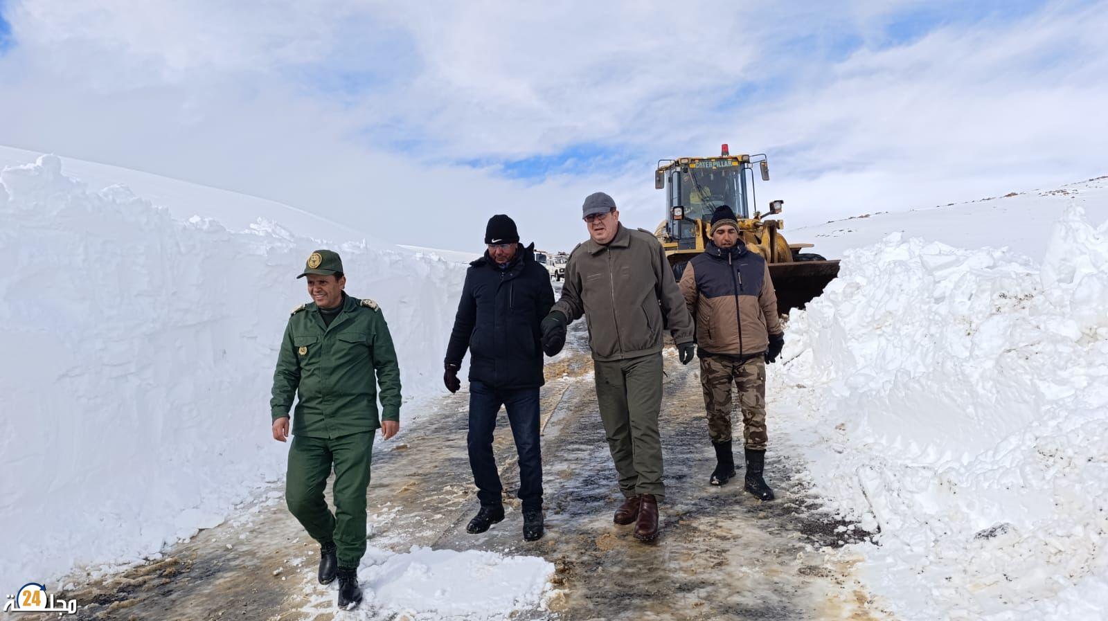 عامل إقليم ميدلت يشرف ميدانيًا على عمليات فك العزلة بمشيخة آيت عبدي