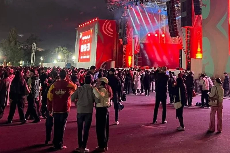 أجواء الكان في الصحراء المغربية.. منصة المشجعين بالداخلة منطقة جذب للزوار والساكنة