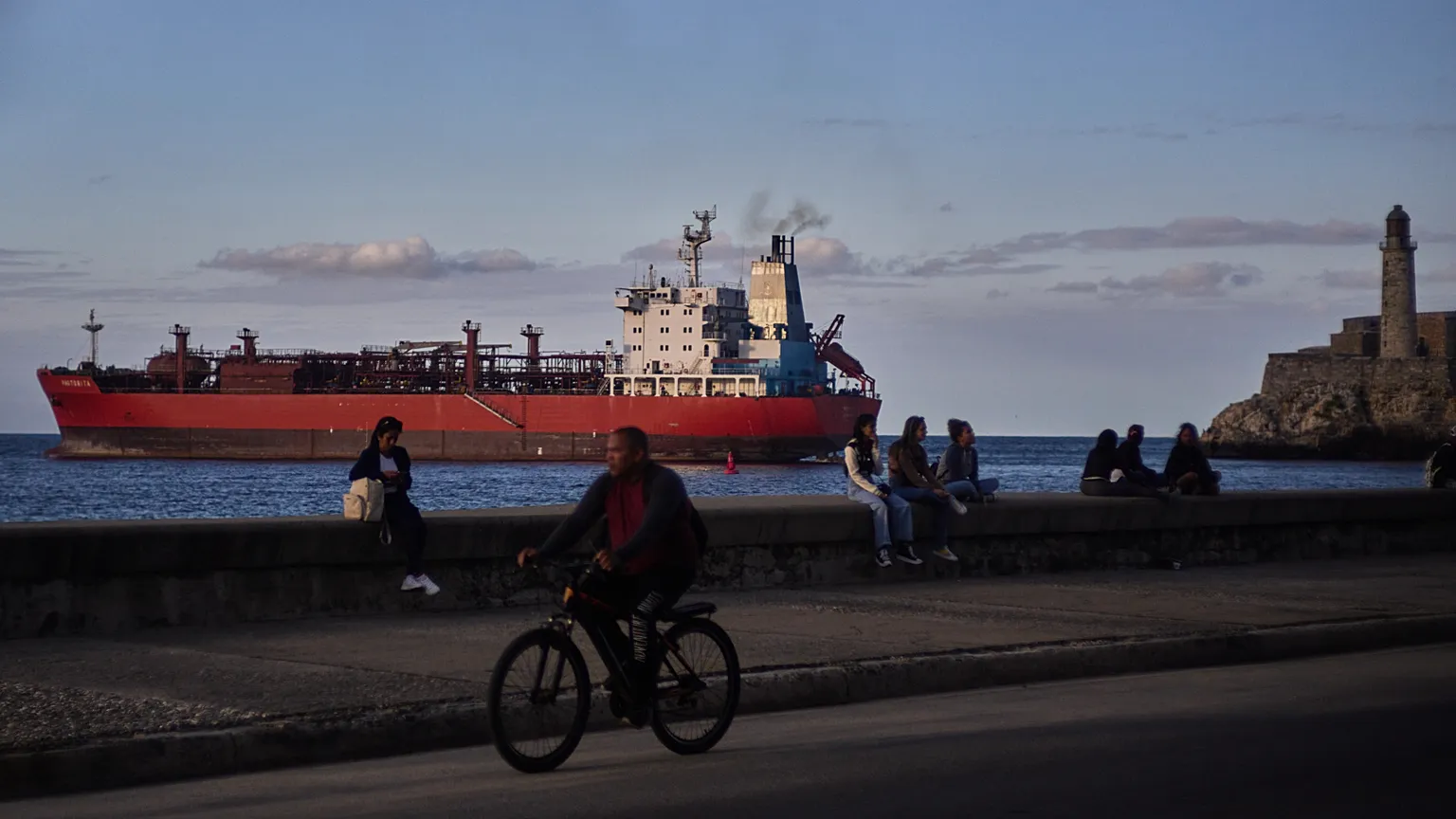 الولايات المتحدة تخفف الحصار النفطي المفروض على كوبا