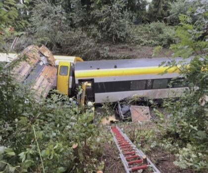 انحراف قطار في جبال الألب السويسرية وتوقف حركة السير بسبب انهيار ثلجي