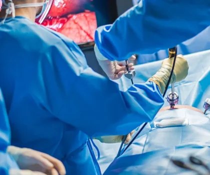 التحقيق مع طبيب نساء بتهمة إجراء عمليات جراحية من دون مبرر طبي