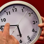 دراسة تحذر من كلفة غرينتش (+1) آثار صحية ومخاطر طرقية