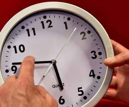 دراسة تحذر من كلفة غرينتش (+1) آثار صحية ومخاطر طرقية