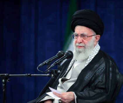 نقل خامنئي إلى مكان آمن بعد ضربات أمريكية إسرائيلية واسعة على إيران