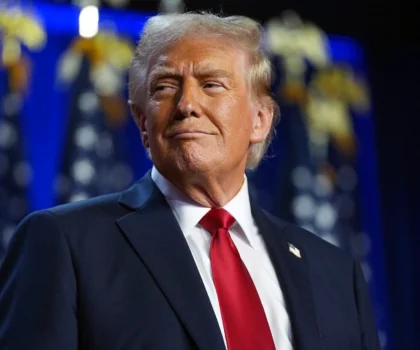 ترامب يلمح إلى تحول محتمل : محادثات “جيدة للغاية” حول أوكرانيا قد تغير مسار الحرب