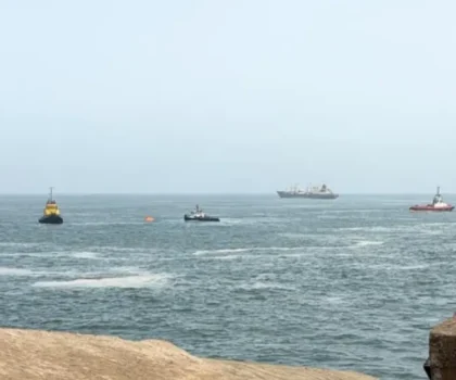 حادث بحري يشل حركة السفن بالدار البيضاء إثر سقوط عشرات الحاويات