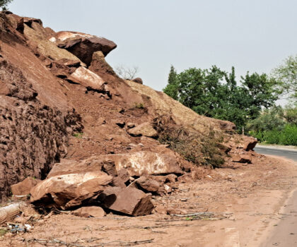 تزايد مخاطر الإنهيارات الصخرية على طريق أوريكا – ستي فاضمة وسط نداءات بالتدخل