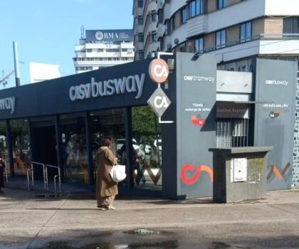 الدار البيضاء : الاعتداء اللفظي داخل مكتب بيع تذاكر طرامواي بساحة الأمم المتحدة ، عندما يتحول مرفق عمومي إلى فضاء للتوتر والإهانة