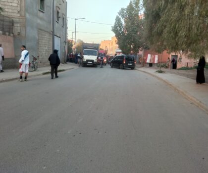 بين عجلات شاحنة ودراجة نارية… لحظات مرعبة كادت تنتهي بكارثة