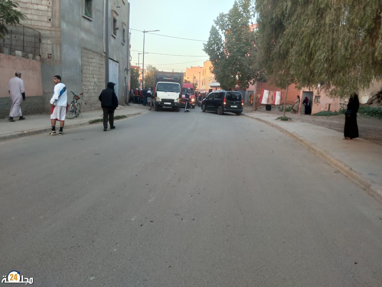 بين عجلات شاحنة ودراجة نارية… لحظات مرعبة كادت تنتهي بكارثة