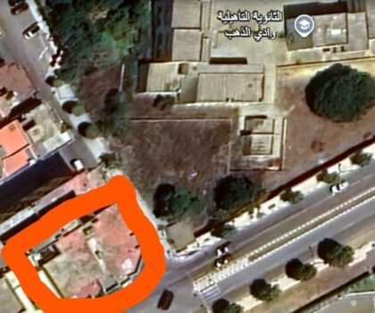 سكان عمارة عمر قفة بشارع الحسن الثاني بأصيلة يشتكون من الأدي الذي يلحقهم جراء ضجيج معمل الخياطة الموجود تحت العمارة