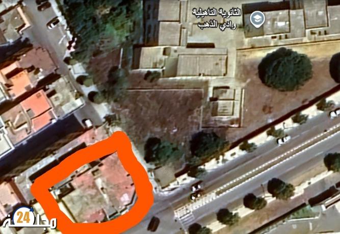 سكان عمارة عمر قفة بشارع الحسن الثاني بأصيلة يشتكون من الأدي الذي يلحقهم جراء ضجيج معمل الخياطة الموجود تحت العمارة