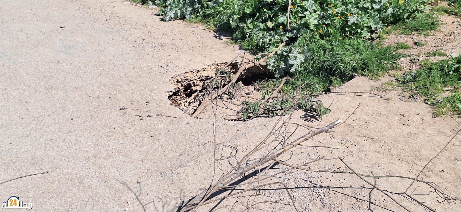 خطير…حفر كبيرة تهدد مستعملي الطريق بدوار الخضر تحت قنطرة الطريق السيار الجديدة-أسفي